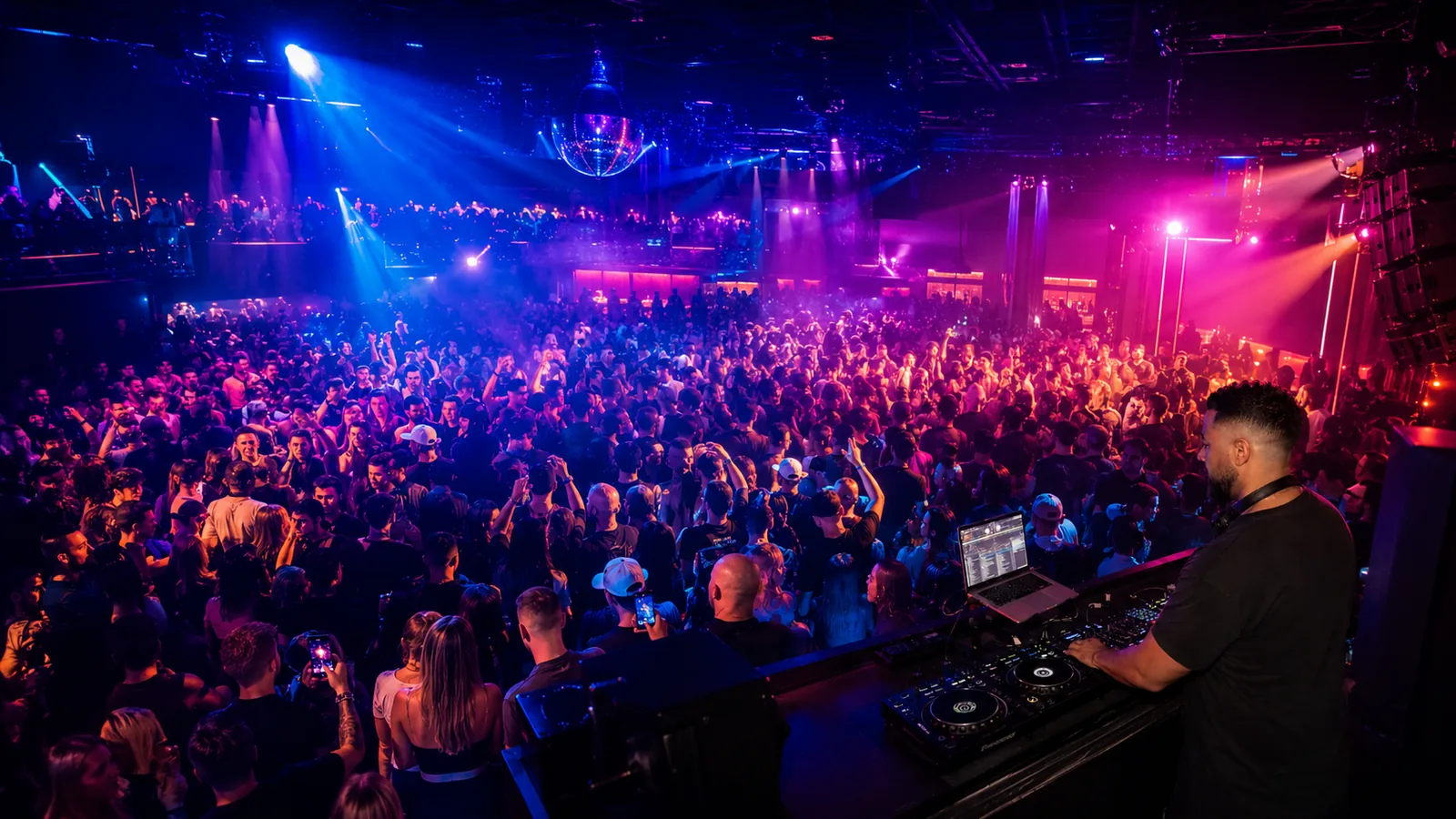 Grande soirée club avec DJ et jeux de lumière